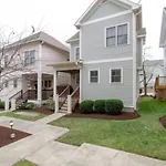 Vibrant Trendy Two Bedroom Near Marathon Village Holiday home Nashville