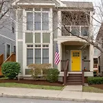 Vibrant Trendy Two Bedroom Near Marathon Village *