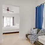Vibrant Trendy Two Bedroom Near Marathon Village Holiday home *