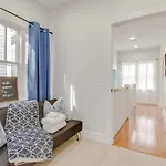 Vibrant Trendy Two Bedroom Near Marathon Village *