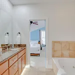Vibrant Trendy Two Bedroom Near Marathon Village *