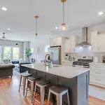 Howdy House New And Trendy With Rooftop Deck Holiday home *