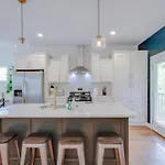 Howdy House New And Trendy With Rooftop Deck