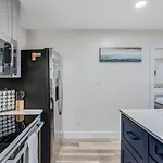 Holiday home Adorable, Cozy, Private 1bed1bath, Fenced Yard, Sunroom, Deck *