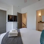 Beautiful Townhomes 2 Units With Outdoor Patios