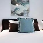 Minutes To Broadway Alluring Gated Townhome Holiday home
