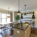 Downtown Dream Extra Bedding Minutes To Broadway Holiday home Nashville