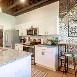 Vibrant Retreat - South Apartment
