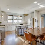 Holiday home Cleveland Park Charmer- Full Kitchen- Private Yard