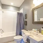 Cleveland Park Charmer- Full Kitchen- Private Yard Holiday home *