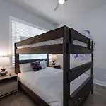 Violet Vogue - Rooftop Patio - Skee-ball Game Holiday home