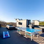 Holiday home Spacious And Modern 2 Rooftops Stage Games And *