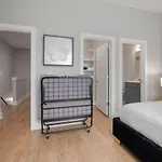 West End Wonder - Rooftop Lounge - Shuffleboard Holiday home *