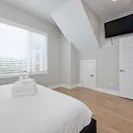 West End Wonder - Rooftop Lounge - Shuffleboard Holiday home