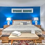 New 4bdrm House With Views, Pool Table, 5min To Downtown! Sleeps 22! *