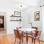 Perfect Sleep 20 Downtown 10 Queen Beds Holiday home