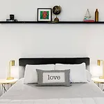 Perfect Sleep 20 Downtown 10 Queen Beds Holiday home *