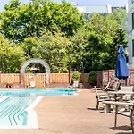 Pool, Walk Restaurants Bars On Famous Music Row Holiday home Nashville