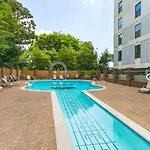 Pool, Walk Restaurants Bars On Famous Music Row Holiday home