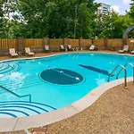 Pool, Walk Restaurants Bars On Famous Music Row Holiday home *