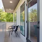 Stylish 4bed Retreat With Rooftop, Garage, Peloton, Sleeps 12, Fire Table, Gourmet Kitchen, Cozy Living Space, Dedicated Parking, Near Distilleries, Marathon Village And Nightlife, Chic Skyline Views, 24 Hour Hospitality Nashville