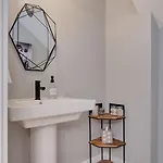 Stylish 4bed Retreat With Rooftop, Garage, Peloton, Sleeps 12, Fire Table, Gourmet Kitchen, Cozy Living Space, Dedicated Parking, Near Distilleries, Marathon Village And Nightlife, Chic Skyline Views, 24 Hour Hospitality Holiday home Nashville