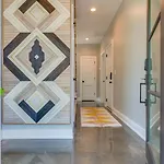 Stylish 4bed Retreat With Rooftop, Garage, Peloton, Sleeps 12, Fire Table, Gourmet Kitchen, Cozy Living Space, Dedicated Parking, Near Distilleries, Marathon Village And Nightlife, Chic Skyline Views, 24 Hour Hospitality Nashville