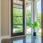Stylish 4bed Retreat With Rooftop, Garage, Peloton, Sleeps 12, Fire Table, Gourmet Kitchen, Cozy Living Space, Dedicated Parking, Near Distilleries, Marathon Village And Nightlife, Chic Skyline Views, 24 Hour Hospitality * Nashville