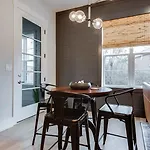 1-Story Condo Near Vandy, Elevator, Garage, Patio Two Bedroom With 1 King And 2 Queens, Walk To Campus And Centennial Park, 10 Mins To Downtown, 24 Hr Hospitality