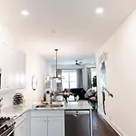 Luxe Hillsboro Village Homes For 24 With 4 Patios, Rooftops And Garage Parking, Gourmet Kitchens And Smart Tvs, Walk To Vanderbilt, Pancake Pantry And Fido, 24hr Hospitality, 10 Min To Broadway And The Parthenon Holiday home