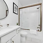Holiday home The Azalea - Walk To Dining & Nightlife, Rooftop! Nashville