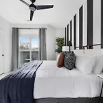 Holiday home The Azalea - Walk To Dining & Nightlife, Rooftop!