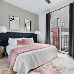 The Azalea - Walk To Dining & Nightlife, Rooftop! Holiday home