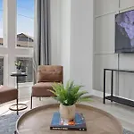 Holiday home The Azalea - Walk To Dining & Nightlife, Rooftop!