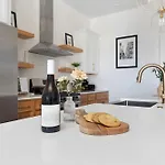 Holiday home The Azalea - Walk To Dining & Nightlife, Rooftop! *
