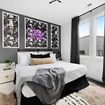 Holiday home The Azalea - Walk To Dining & Nightlife, Rooftop!