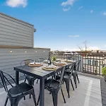 The Azalea - Walk To Dining & Nightlife, Rooftop! *