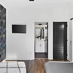 Holiday home 24k Escape - Rooftop Oasis, 3 Miles To Broadway!