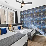 24k Escape - Rooftop Oasis, 3 Miles To Broadway! Holiday home