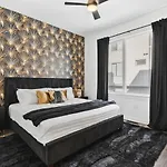 24k Escape - Rooftop Oasis, 3 Miles To Broadway! Holiday home