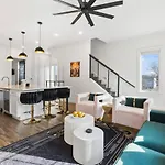 24k Escape - Rooftop Oasis, 3 Miles To Broadway! *