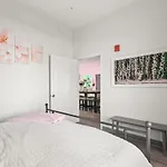 4br Condo, Sleeps 13 - Free Parking Apartment