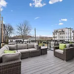 Holiday home Stylish Multi-level Retreat Rooftop & Pool Table