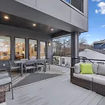 Stylish Multi-level Retreat Rooftop & Pool Table Holiday home *