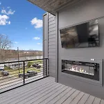 Holiday home Stylish Multi-level Retreat Rooftop & Pool Table *