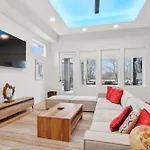 Stylish Multi-level Retreat Rooftop & Pool Table *