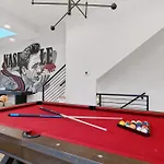 Stylish Multi-level Retreat Rooftop & Pool Table Holiday home Nashville
