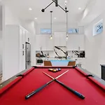 Stylish Multi-level Retreat Rooftop & Pool Table Holiday home Nashville