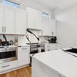 Stylish Multi-level Retreat Rooftop & Pool Table Holiday home *