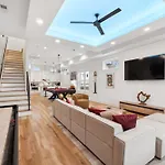 Stylish Multi-level Retreat Rooftop & Pool Table *